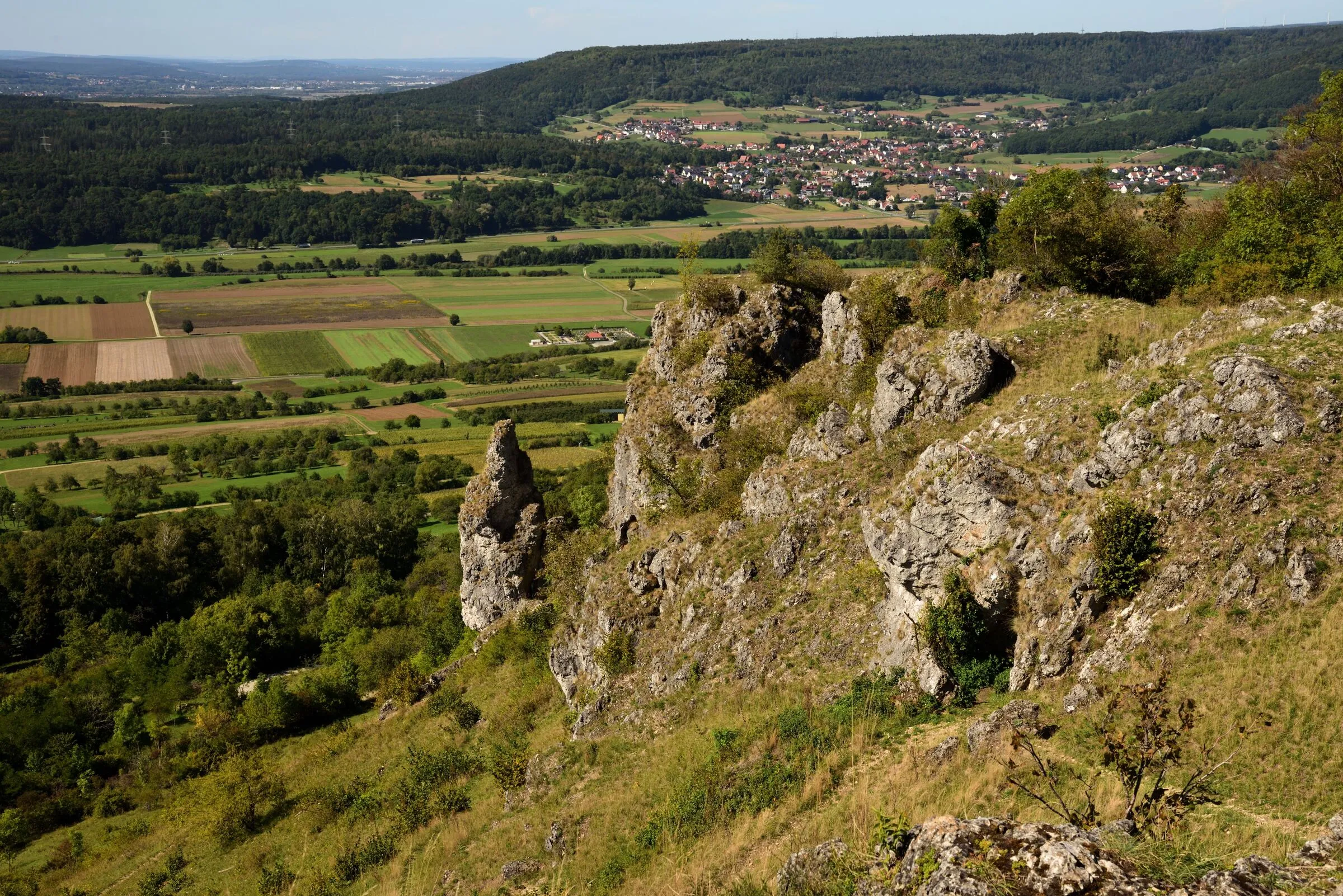 Felder und Felsen bei Kirchehrenbach in der Fränkischen Schweiz