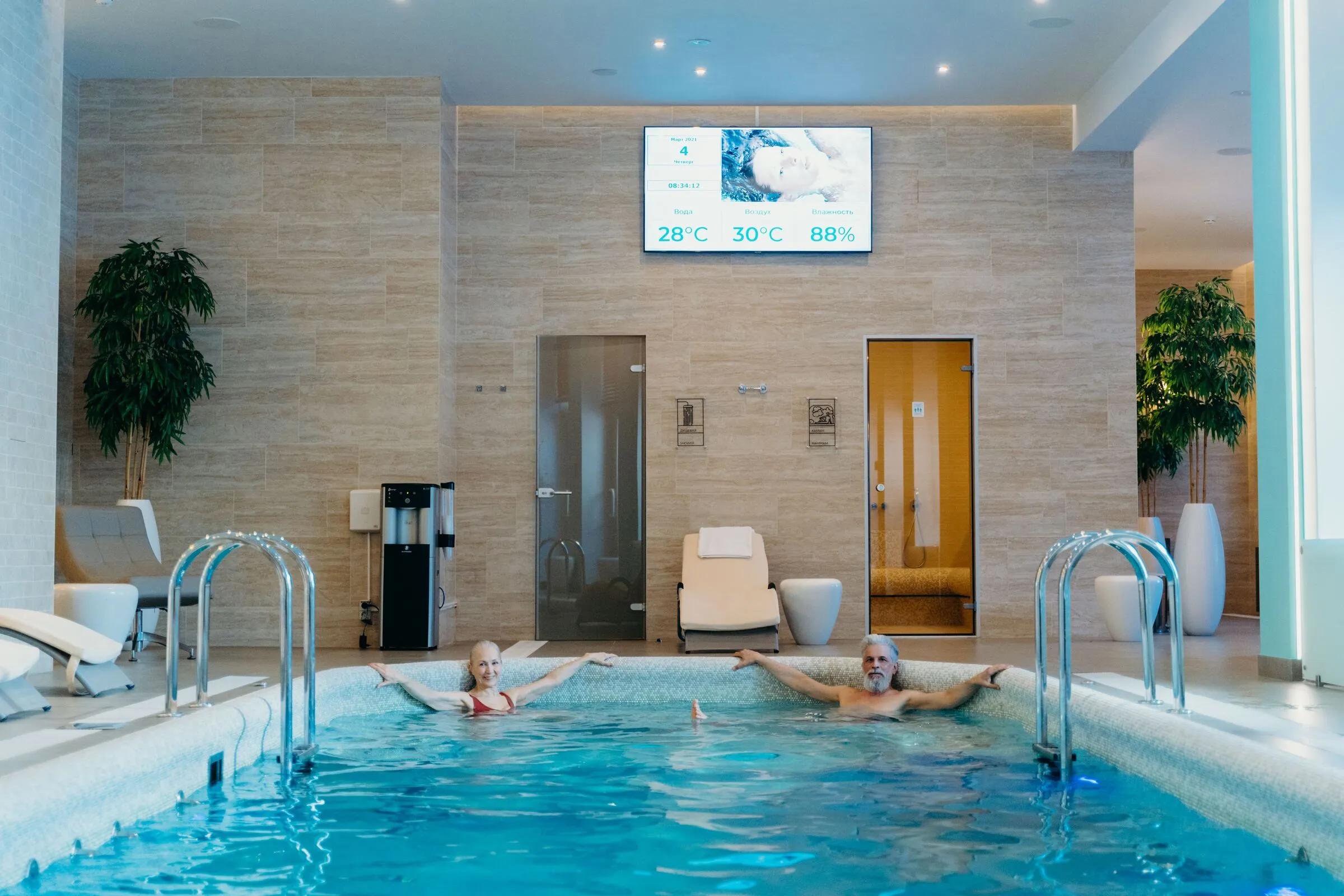 Innenbecken eines Wellnessbads mit zwei Badegästen